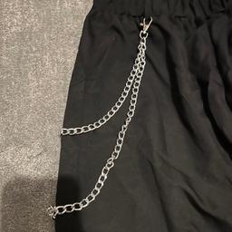 Combat trouser with chain on side 
Giving her gloves for free!

Brand new 
Both from SHEIN