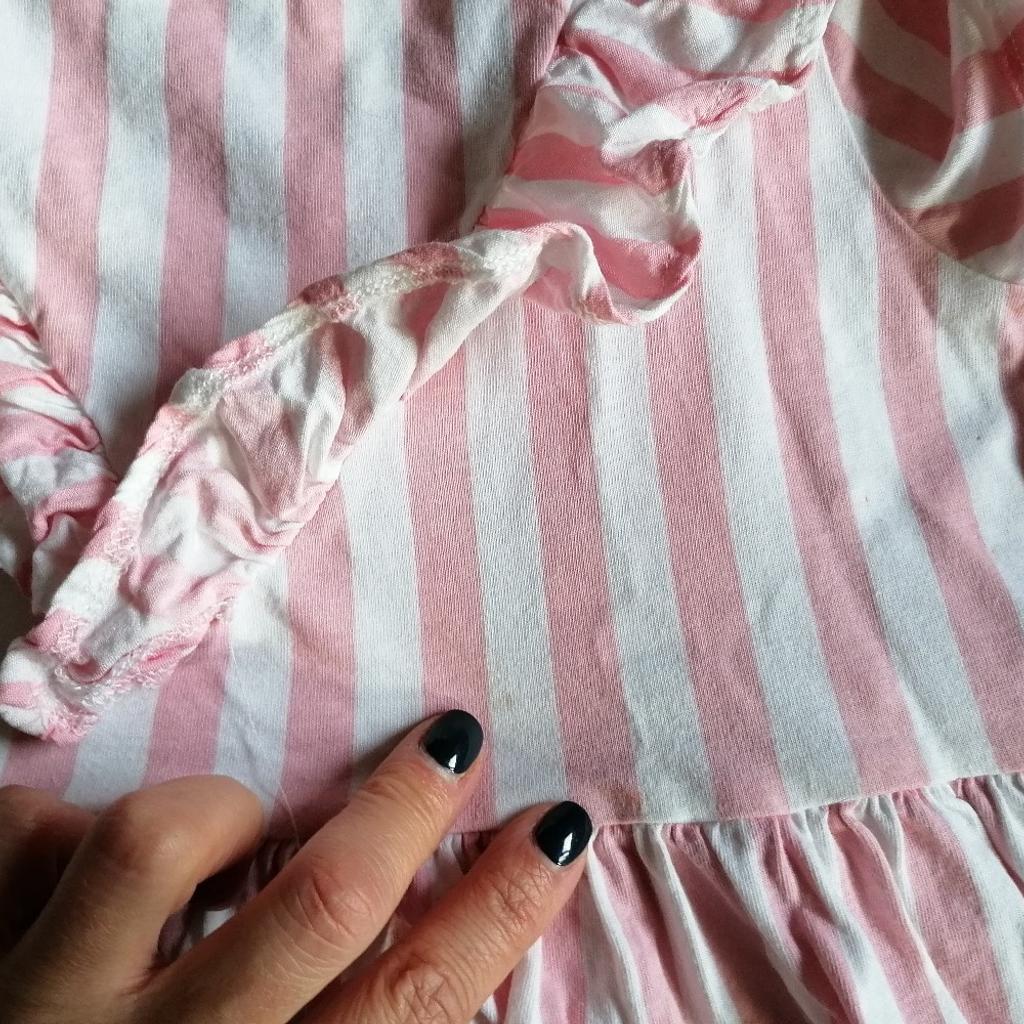 Bis auf das Jeanskleid alles von H&M

Alle in gutem gebrauchten Zustand (rosa-weiß gestreiftes Kleid mit minimalen Flecken, siehe letztes Foto)

Großteils mit 122/128 angeschrieben, aber klein geschnitten (eher wie 110/116)

Alle zusammen um €10

Versand gegen Aufpreis möglich