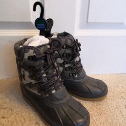 Child uk size 1 EU 33 snow boots Wellingtons brand new never worn. Snug inside. M&S