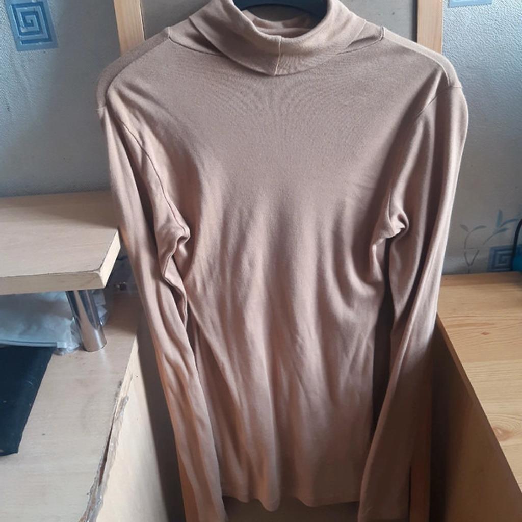 - Condition: Used - worn once and in good condition.
- Versatile top - can be dressed up for work and going out, or dressed down for a casual look.
- Colour: Camel - best demonstrated in close up photos.
- Looks great with a black skirt.
- Material: 100% cotton.