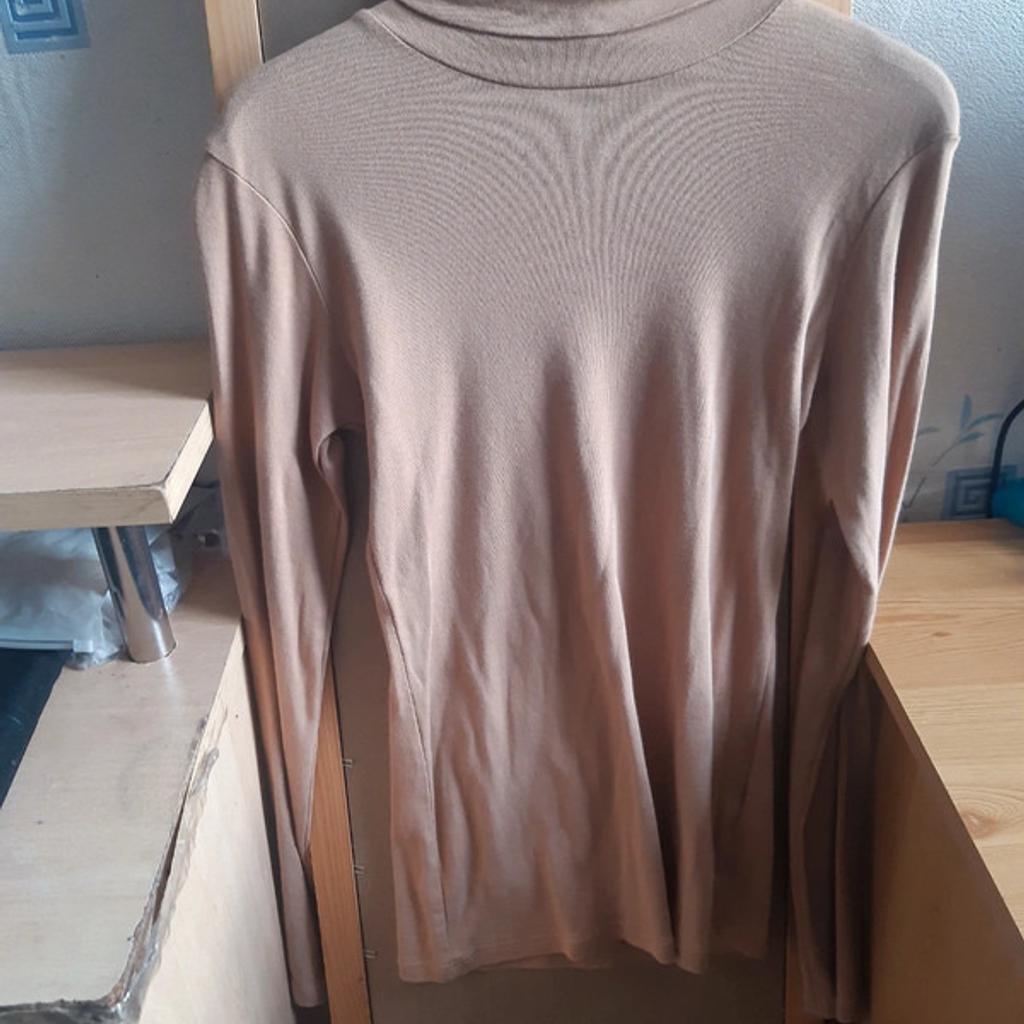 - Condition: Used - worn once and in good condition.
- Versatile top - can be dressed up for work and going out, or dressed down for a casual look.
- Colour: Camel - best demonstrated in close up photos.
- Looks great with a black skirt.
- Material: 100% cotton.