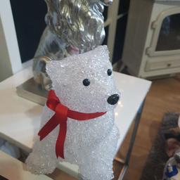 please note light up christmas bear bit missing underneath but batterys should hold in collection