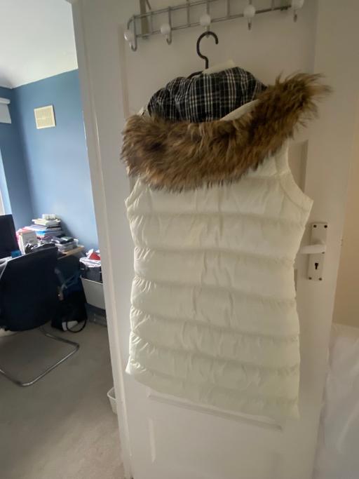 Buy & Sell Surrey Tandridge - Photos for White sleeveless puffer coat with fur hoid