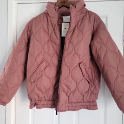 A ladies size small and young girl age 14 Puffer Jacket in a Nude colourway.
has a hidden hood which is tucked inside the collar. Great for a Christmas present.