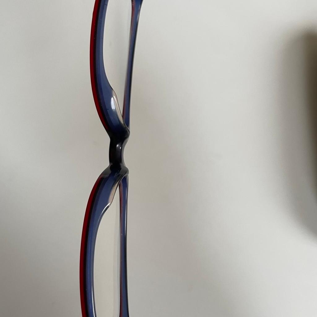 Rahmen dunkelrot und innen blau.
Die aktuelle Stärke müsste minimal sein (-0,25). Das Etui ist nicht mehr ganz so schön, erfüllt aber seinen Zweck. Die Brille ist vollkommen top ohne Kratzer etc.