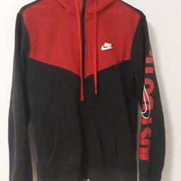 Nike Sweatjacke 
rot/schwarz 
wurde gerne getragen
leider etwas verfärbt siehe Foto 
Abholung in Klagenfurt 
Versandkosten trägt der Käufer