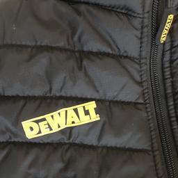 DeWalt padded gilet
Showerproof
Windproof
Full zip fastening
2 side zipped pockets, 1 zipped breast pocket.
Stretch side panels for comfort fit
Machine washable
Size M (. 38-40”)
Length 27”
Colour -Black
New without tags
