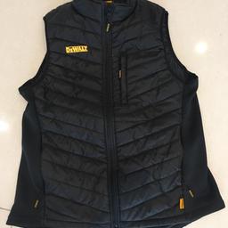 DeWalt Force padded gilet
Showerproof - Windproof
Full zip front
2 zip side pockets. 1 zip breast pocket 
Stretch side panels for comfort fit
Machine washable
Size - M -  (38-40 )
Colour - Black
New without tags