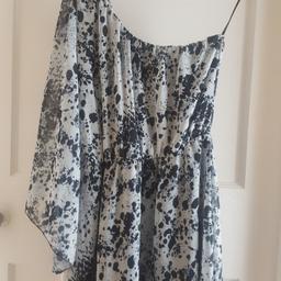 Approx size 12/14.
Lovely one shoulder floaty top.
Ex. cond.
Fy3 layton or post