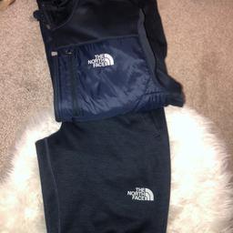 Large mens north face tracksuit 
Great condition