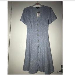 Brand new button mid dress in spotted light blue, size 6 from primark. Dress looks lovely on and super comfy to wear, would look lovely in the summer and would be easy to wear on holiday as it’s a breathable thin material.  Pick up only or can deliver if local for a small fee. Please don’t ask if available if not interested, NEED GONE