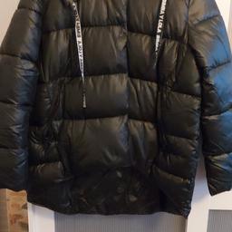 Verkaufe eine schöne warme Winterjacke in Größe XXL in schwarz. Die Jacke fällt eher wie XL aus, hinten ist diese etwas länger wie vorne. Die Jacke ist von der spanischen Marke Bimba y Lola.