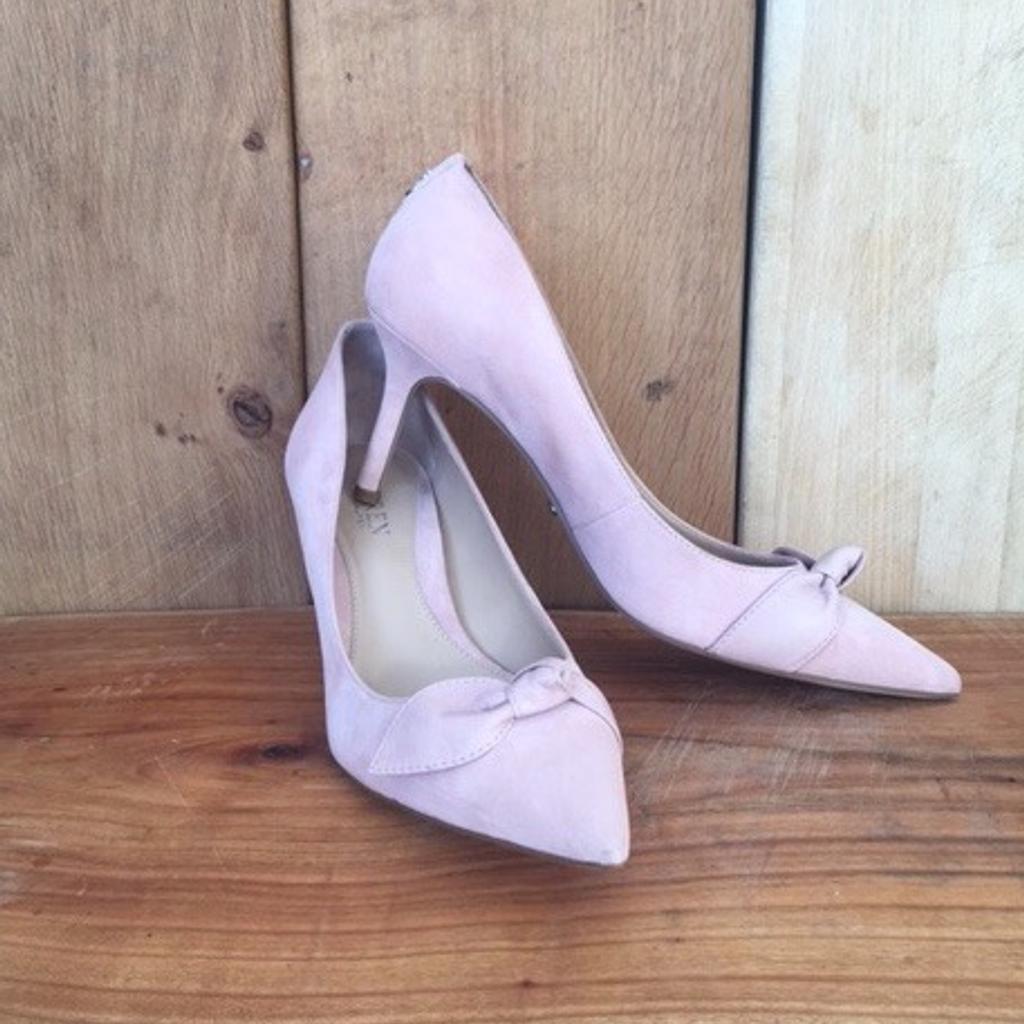 LAUREN Ralph Lauren - Lanette (Ballet Slipper Kid) Suede Stiletto Heel with leather bow detail Court Shoes

Leather upper.
Slip-on construction.
Pointed-toe.
Colour baby pink/nude
Brand logo detail at back.
Soft leather lining and footbed.
Man-made outsole.
Wrapped heel.

Measurements:
Size: 6 uk / 39.5 EU/ 8.5 US
Heel Height: 7cm
Width B - Medium.

These have been used once to attend a christening and are in very good condition. I am a size 39 and found these to be a perfect fit.

From a smoke free home
Weight of parcel: 530 gr

Postage or collection
No offers please

#lauren #ralphlauren #lanette #nude #pink #suede #leather #stiletto #court #pumps #bow