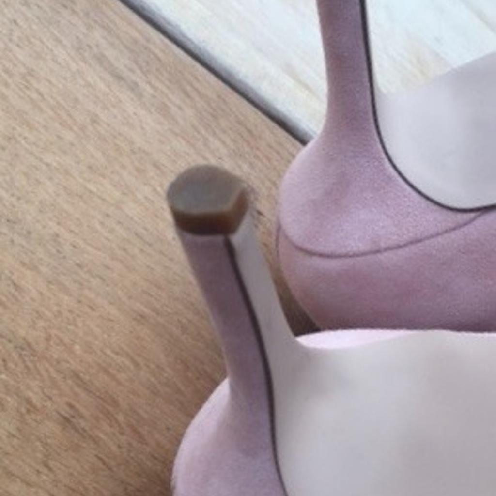 LAUREN Ralph Lauren - Lanette (Ballet Slipper Kid) Suede Stiletto Heel with leather bow detail Court Shoes

Leather upper.
Slip-on construction.
Pointed-toe.
Colour baby pink/nude
Brand logo detail at back.
Soft leather lining and footbed.
Man-made outsole.
Wrapped heel.

Measurements:
Size: 6 uk / 39.5 EU/ 8.5 US
Heel Height: 7cm
Width B - Medium.

These have been used once to attend a christening and are in very good condition. I am a size 39 and found these to be a perfect fit.

From a smoke free home
Weight of parcel: 530 gr

Postage or collection
No offers please

#lauren #ralphlauren #lanette #nude #pink #suede #leather #stiletto #court #pumps #bow