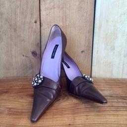 A wonderful vintage pair of Sergio Rossi Italian -Squared Point Toe- shoes in real leather.

These brown leather pumps are a size 39 / uk 6
Heel hight: 7.5cm / 3'
Round buckle with smooth metal studs

In good condition, from a smoke free home
Weight of parcel: 520gr


Founded in 1951, the made-in-italy luxury footwear brand preserves its creativity and know-how thanks to craft professionals that pass their expertise on through generations.

PayPal+PP or cash on collection
No offers please






#brown #vintage #italian #geniunleather #leather #sergiorossi #heels #pumps #buckle