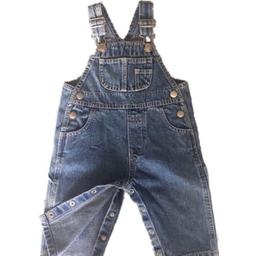 Baby GAP factory store - size Small (3-6 months)

- Baby denim overalls with faux fly.
- Snaps at inseam for easy dressing and diapering
- Square neckline.
- Buckles at adjustable straps, racerback.
- Front bib and slant pockets, back patch pockets.
- Rigid denim with an authentic vintage look.
- Left front button has been replaced with a non-gap one.

100% Cotton.
Machine wash.

In very good condition
From a smoke free home
Weight of parcel: 285gr
PayPal+PP or cash on collection
No offers please







#gap #boys #babygap #overalls #jeans #denim #girls #baby