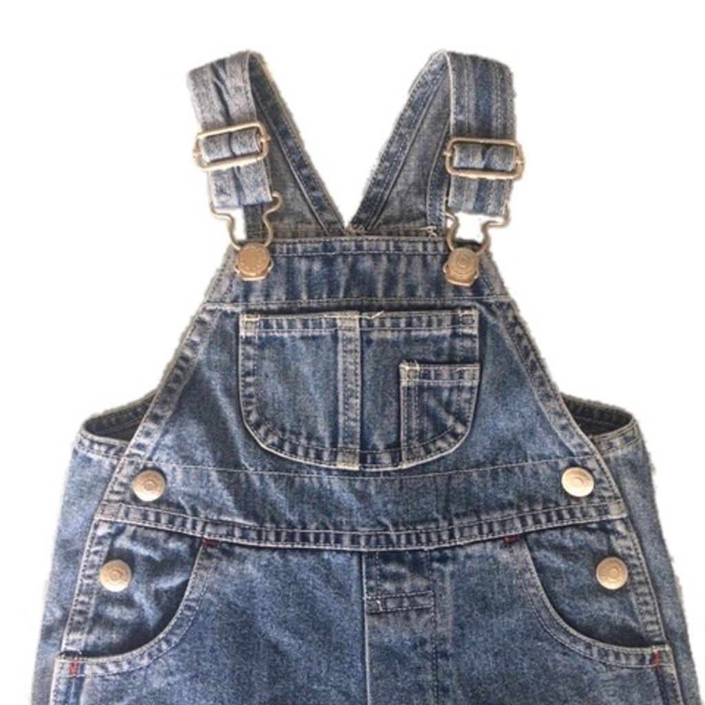 Baby GAP factory store - size Small (3-6 months)

- Baby denim overalls with faux fly.
- Snaps at inseam for easy dressing and diapering
- Square neckline.
- Buckles at adjustable straps, racerback.
- Front bib and slant pockets, back patch pockets.
- Rigid denim with an authentic vintage look.
- Left front button has been replaced with a non-gap one.

100% Cotton.
Machine wash.

In very good condition
From a smoke free home
Weight of parcel: 285gr
PayPal+PP or cash on collection
No offers please

#gap #boys #babygap #overalls #jeans #denim #girls #baby