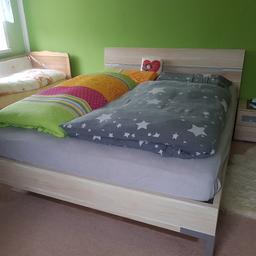 Verkaufe

- Ein Bett mit Nachtschränkchen / Bettanlage mit Licht
- Sehr gut erhalten
- Sehr gute Qualität von Möbel Mahler
- Maße 1.60 × 2 m
- Farbe Rosales helles Holz sehr schön und selten