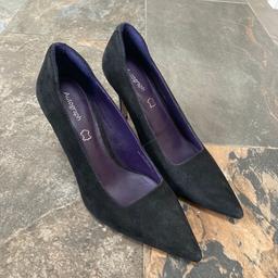 Marks and Spencer’s black suede heels size 5.5.
Smoke and pet free home. Collection preferred. Will post.