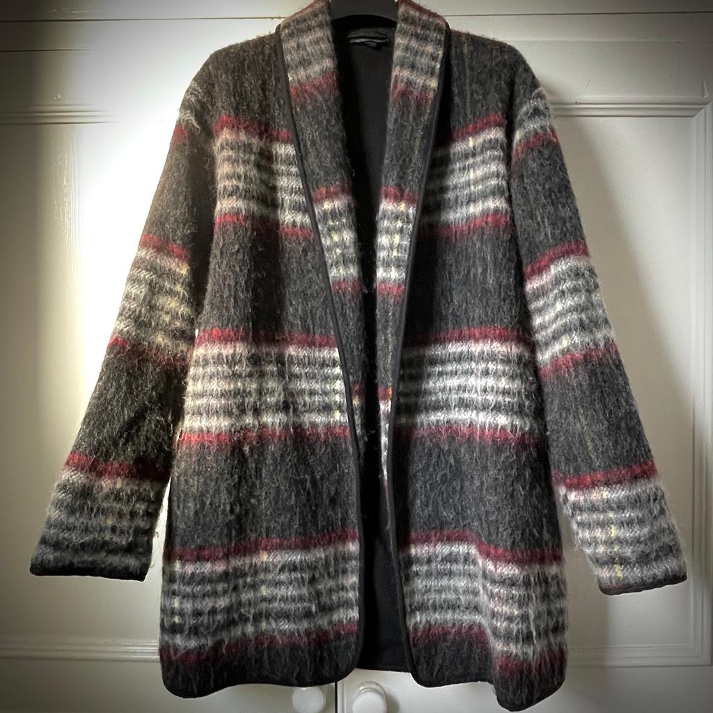Ladies Grey, Maroon, Yellow Check Coat
Cosy fabric with folded collar and pockets
Brand: Top Shop
Size: 8 (however oversized and would fit larger)
Condition: Good