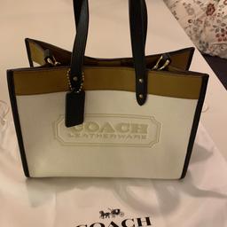 Verkaufe Handtasche von der Marke Coach
Farbe beige / braun / schwarz
Leder
Top Zustand, nur 3 mal getragen