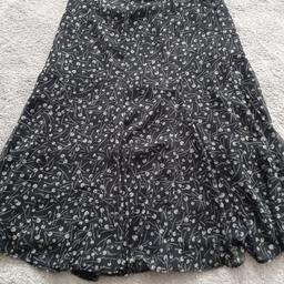 BNWOT M&S Black Mix Floaty Skirt size 14 length 30 inches RRP £35. Gorgeous floaty chiffon like material, lined. Black with beige spot design. Zip and button side fastening. Very dressy. From smoke and pet free home, check out my other items. Happy to combine postage for multiple purchases or collection from DL5. Thanks for looking.