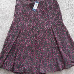 BNWT M&S Black Mix Floaty Skirt size 14 length 30 inches RRP £35. Gorgeous floaty chiffon like material, lined. Black with pink and orange spot design. Zip and button side fastening. Very dressy. From smoke and pet free home, check out my other items. Happy to combine postage for multiple purchases or collection from DL5. Thanks for looking.