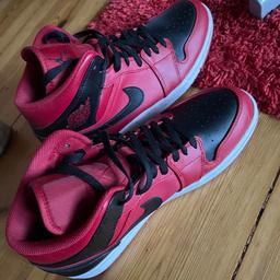 Nike Air Jordan 1 mid in der Farbe Gym Red/Weiß/Schwarz. Wurde nur 1 max 2 mal getragen standen sonst immer im Schrank. Macken haben sie keine außer ein sehr leichter crease an der Seite. Preis ist VB.