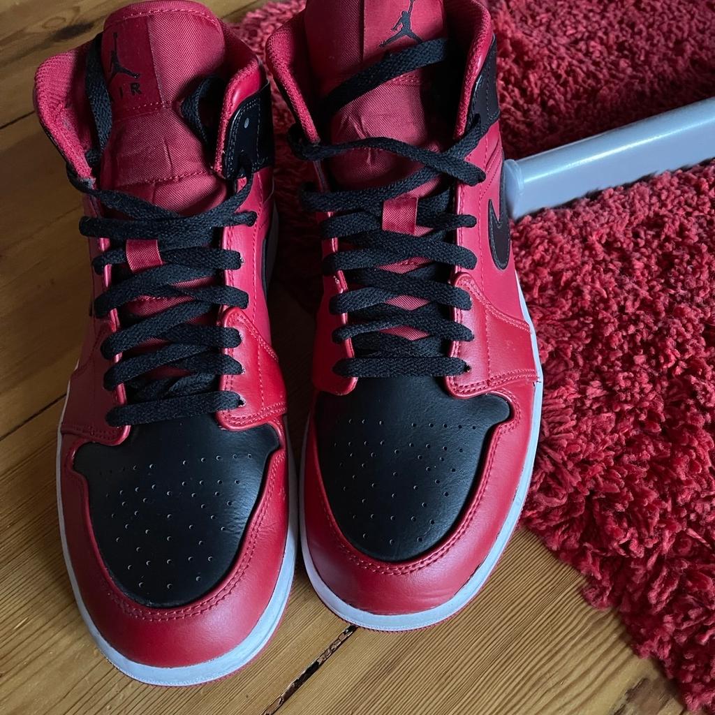 Nike Air Jordan 1 mid in der Farbe Gym Red/Weiß/Schwarz. Wurde nur 1 max 2 mal getragen standen sonst immer im Schrank. Macken haben sie keine außer ein sehr leichter crease an der Seite. Preis ist VB.