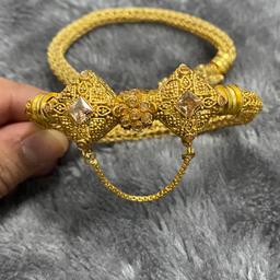 x1 Pair of Artificial Gold Bangles
Screw opening
Flexible Bangle
