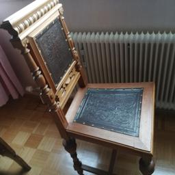 Hochwertiger Antiker Sessel mit gedrechselten Stuhlbeinen und Lederintarsien (Einlegearbeiten). Höhe circa 1 Meter, Sitzfläche 47 cm breit.