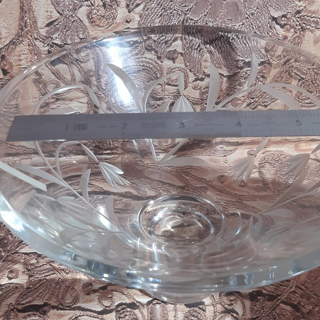 edinburgh crystal bowl
stunning elegant frost pattern bowl.with original label and etched base.in great condition see images for details.