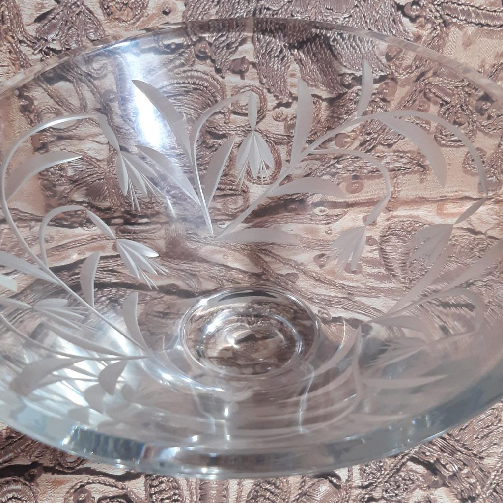 edinburgh crystal bowl
stunning elegant frost pattern bowl.with original label and etched base.in great condition see images for details.