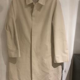High end lightweight mens Boss raincoat. Used but in very good condition, no rips or tears. There are a few light marks that a dry clean will remove so I have taken this into consideration when pricing. Size large