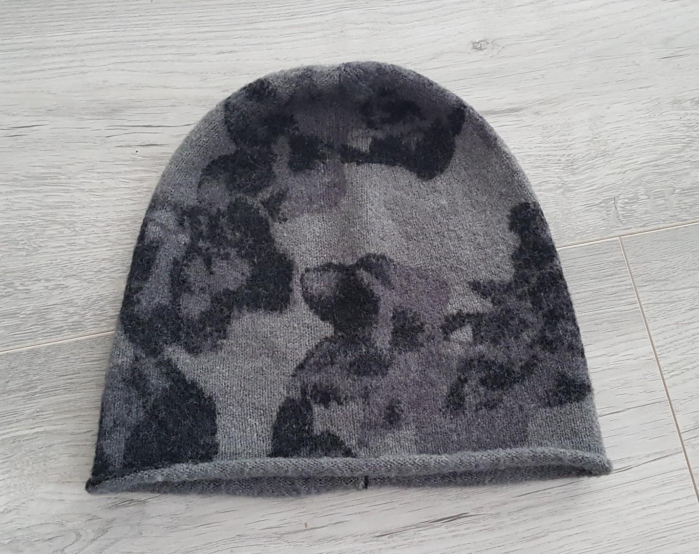 graue Feinstrickmütze mit Blumendesign in 06406 Bernburg (Saale) für 5,00 €  zum Verkauf | Shpock DE