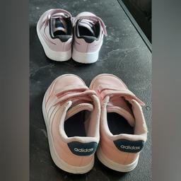 2 x Kinderschuhe/Sportschuhe/Sneaker 
Gr. 23,5 / 27 in weiß pink orange 
Mit Klettverschluss 
Kaum getragen so gut wie neu (gewaschen) 
Pro Stück 10 €