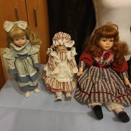 Verkaufe diese Porzellan Puppen für 25 Euro alle 3 zusammen . 
Die große ist ca 60 cm lang und die 2 anderen ca 40 cm . Die 2 kleineren sind an einem Ständer damit sie aufrecht stehen können .