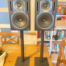 Stylish Gale Studio Monitor Stands Supplied in pairs 50 cm (20inch) High.

Black

Excellent condition

Heavy duty

Studio monitors not included!!!!