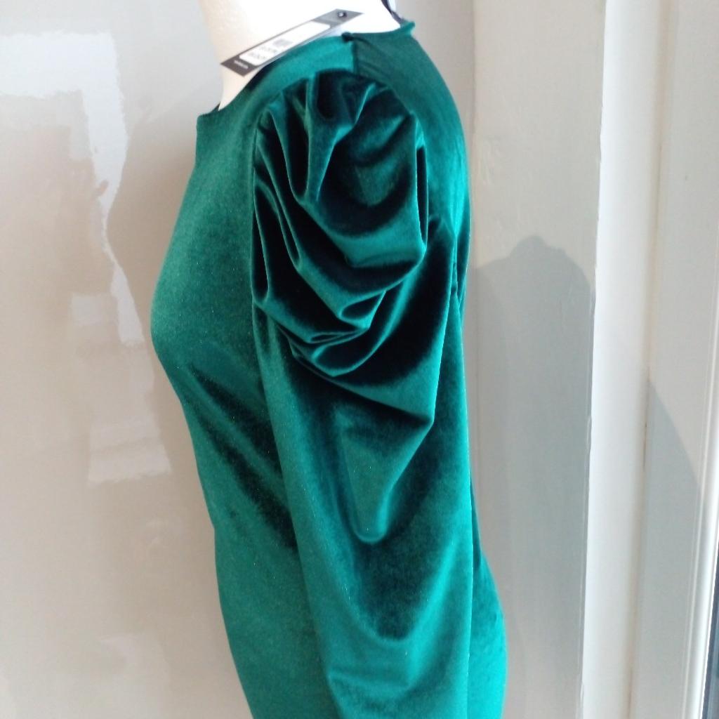 Stunning Velour Dress.
Emerald Green
New Look Size 12
Fab dress for all Occassions.
Collection only please 😊