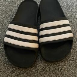 Boys sliders size 13 
Black and white 
I can post and take payment via bt or PayPal