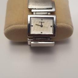Damen Uhr von Firma Fossil. Farbe Silber. 16.50 cm.
Leichte Gebrachtspuren. Versand 4Euro