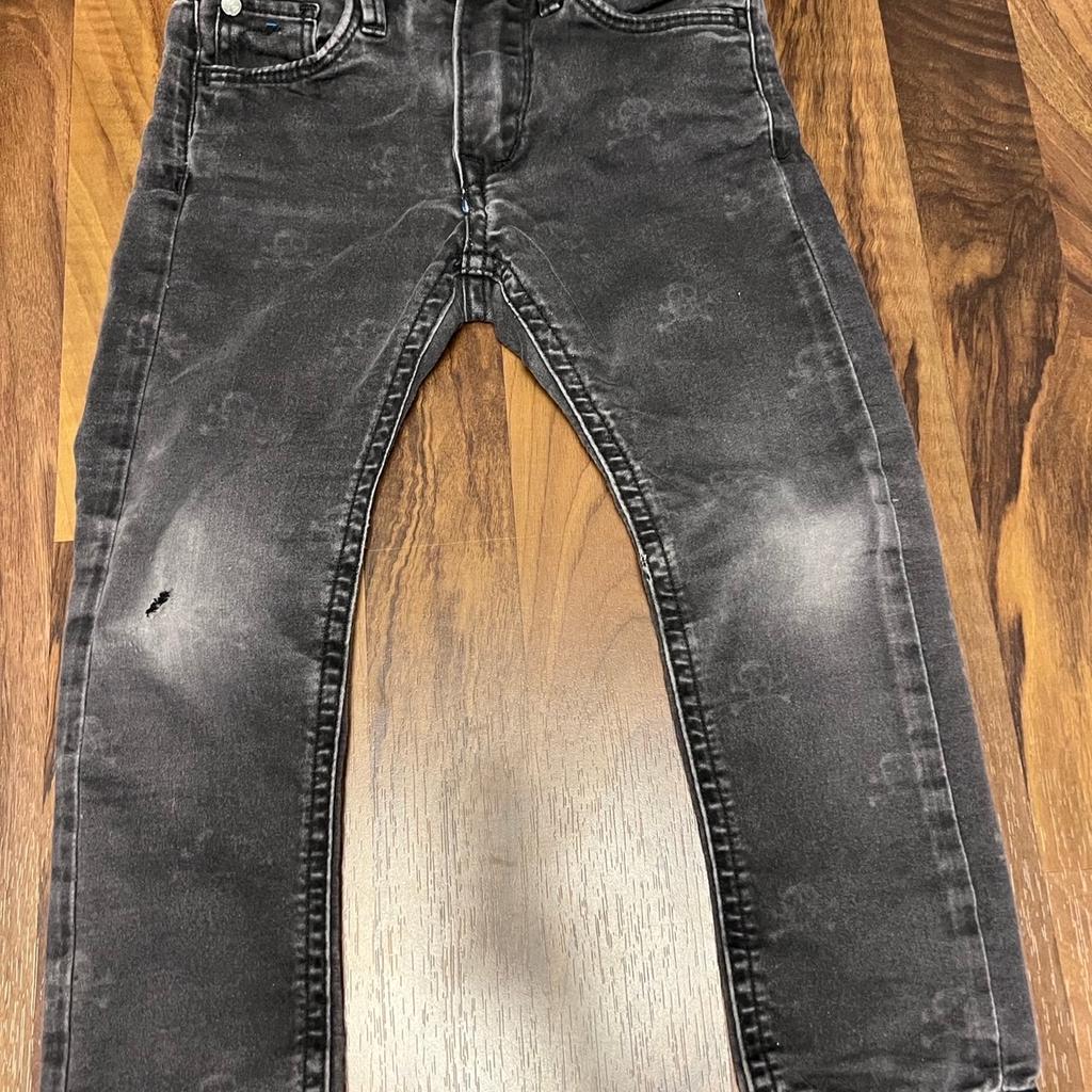 Verkauft wird eine coole SkinnyJeans mit 🏴‍☠️ Totenkopf.
Leider kleines Loch am rechten Knie.
Gr.104

Privatverkauf aus tier und rauchfreiem Haushalt.