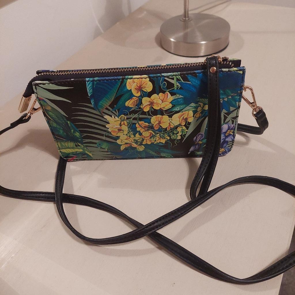IDEAL PRESSY OR SELF TREAT..BEAUTIFUL JUNGLE PRINT CLUTCH BAG WITH DETACHABLE CROSS OVER STRAP.. NOT USED JUST STORED..VERY PRETTY EYE CATCHING BAG..