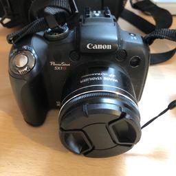 Alte funktionstüchtige digitalcamera mit Kameratasche