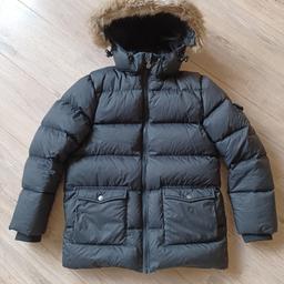 Authentic Kid's Pyrenex Coat.
Removable Fur.
Removable Hood.
Matte Black.
Size - Age 12 years.
Originally £232 from Terraces Menswear.
Still have original tags & even the unused replacement buttons.
Water repellent / Pure French Down - so nice & warm.
Looked after - so still in 'like new' condition.