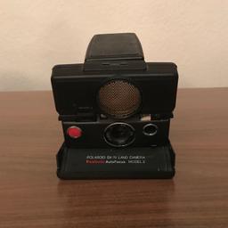 POLAROID SX-70 LAND CAMERA Sofortbildkamera 1972 bis 1981 TOP Zustand Rarität
Die SX-70 ist eine faltbare Sofortbild-Spiegelreflexkamera, die von Polaroid von 1972 bis 1981 hergestellt wurde. Sie ist sowohl die erste faltbare Spiegelreflexkamera, als auch die erste Kamera für Integralfilm. Der dazugehörige Filmtyp wird ebenfalls als SX-70 bezeichnet.