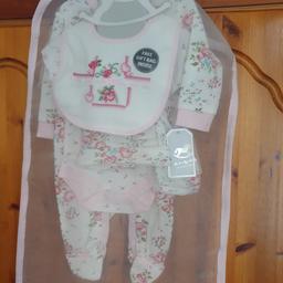 Beautiful 5 piece babyset
New with tags
0-3 months
pickup only
check my other item's