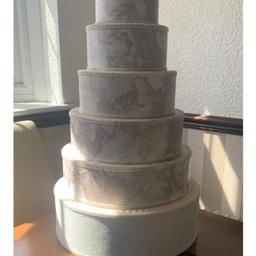 very Large and stands 25inches tall

Photo Prop - Fake Wedding Cake

NO ICING SUGAR so it will last forever

sizes are shown in picture 4

Bargain Price of £75

Postage is extra