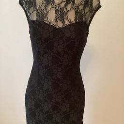 Schwarzes Kleid,Ärmellos 
Perfekt für elegante Anlässe
Spitze
Strukturierte Oberfläche 
Mit angeschrägte Länge
Preis inklusive Versand