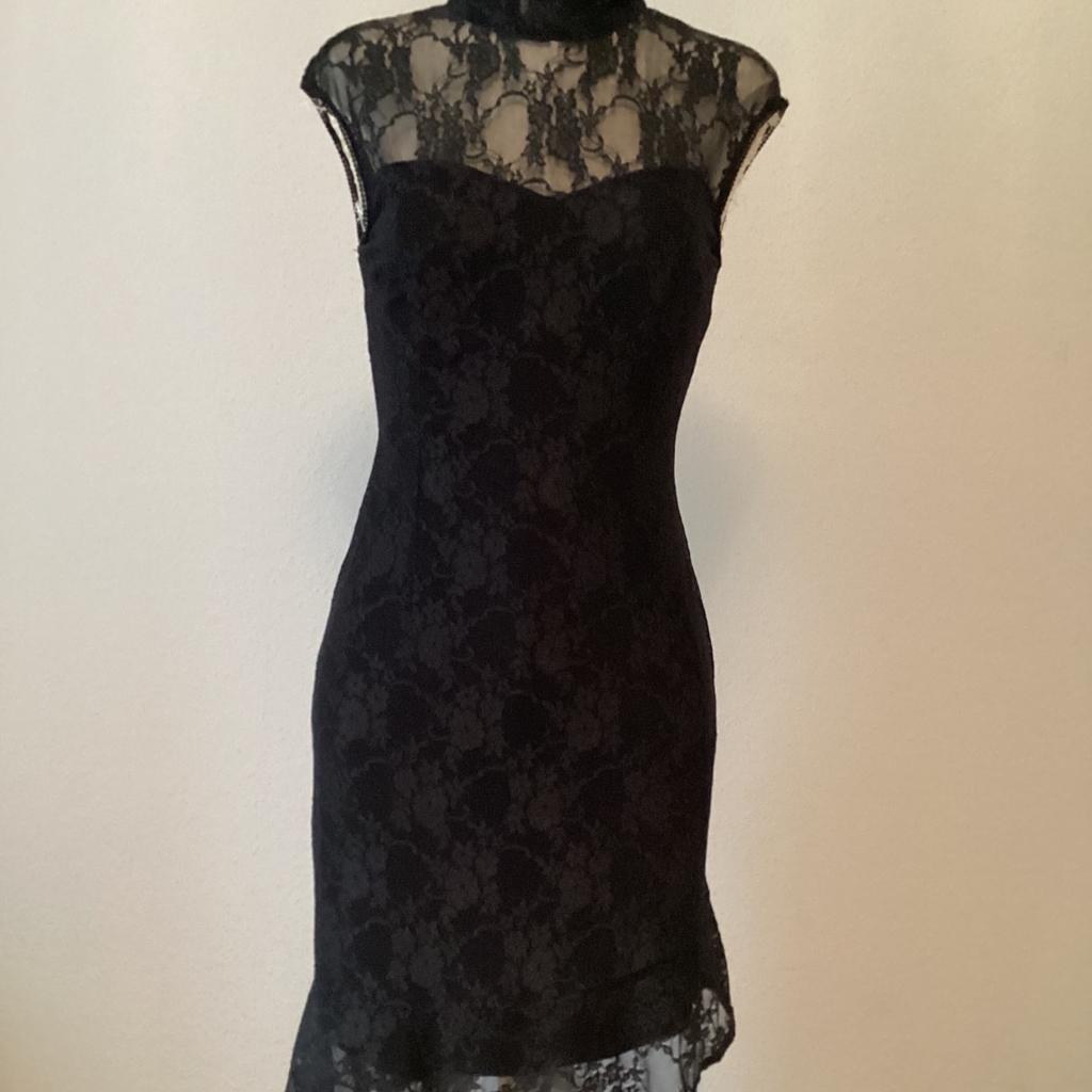 Schwarzes Kleid,Ärmellos
Perfekt für elegante Anlässe
Spitze
Strukturierte Oberfläche
Mit angeschrägte Länge
Preis inklusive Versand